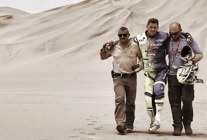 Piloto es sacado de la carrera del Dakar