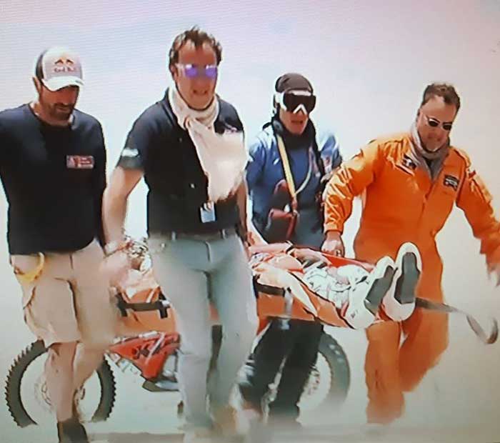 Piloto es llevado en camilla para su extracción del Dakar