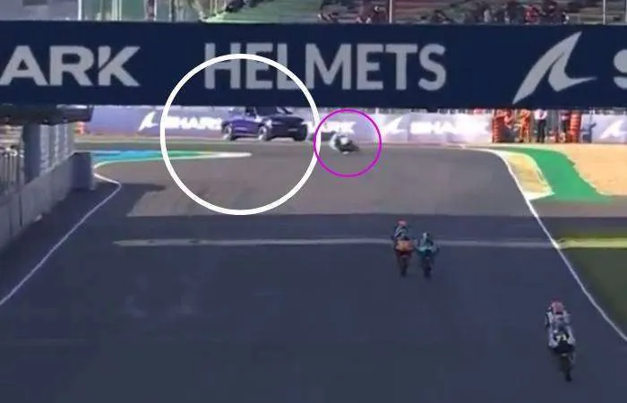 Un carro invade la pista en la P1 de Moto3