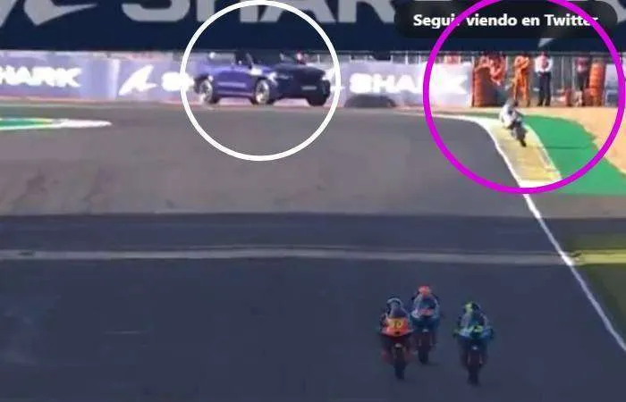 Un carro invade la pista en la P1 de Moto3