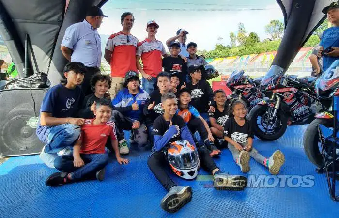 David Alonso con los jóvenes motociclistas
