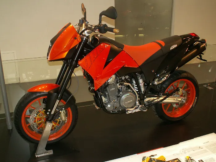 Duke KTM 30 aniversario 02 La saga Duke de KTM celebra 30 años La Revista De Motos